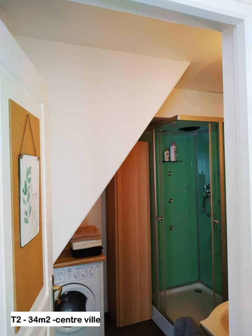 2 Min Walk From Train Station And Center Of *